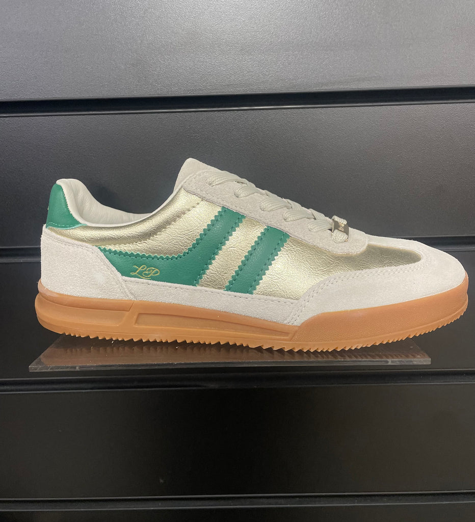 Tommy Bowe Gold sneaker with green stripes on a black platform